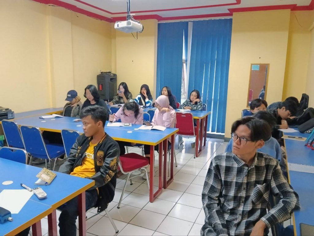 Kelas Paket C pendidikan kesetaraan STKIP Pelita Pratama: siswa SMA setara belajar di kelas untuk ijazah resmi