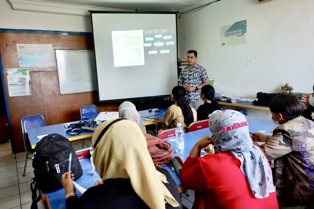 Siswa belajar desain grafis dan Microsoft Office di program pengembangan keterampilan Pelita Pratama