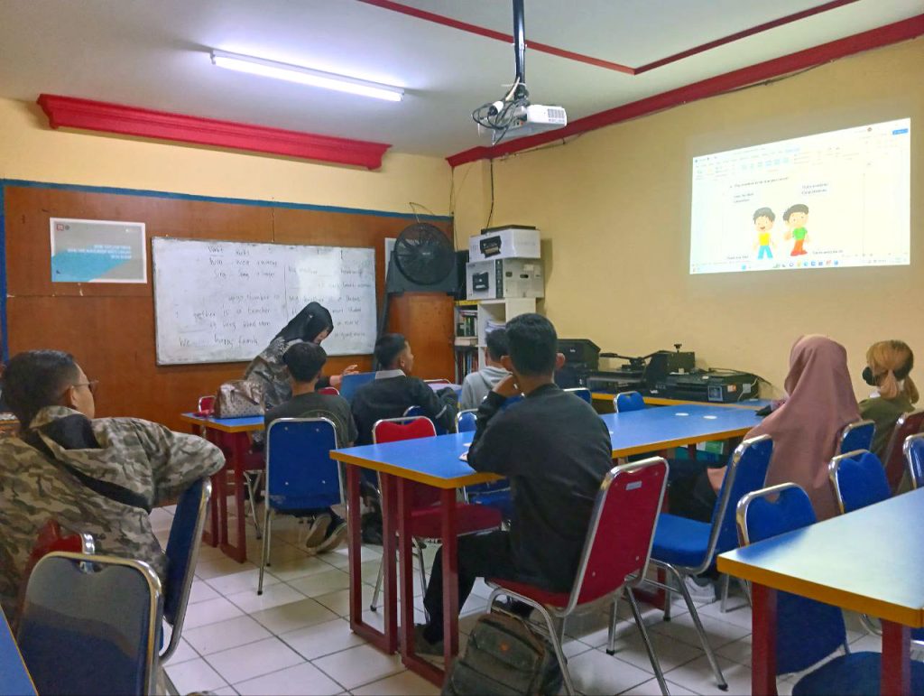 Warga belajar dewasa di kelas Paket B STKIP Pelita Pratama Bandung – setara SMP dengan metode fleksibel