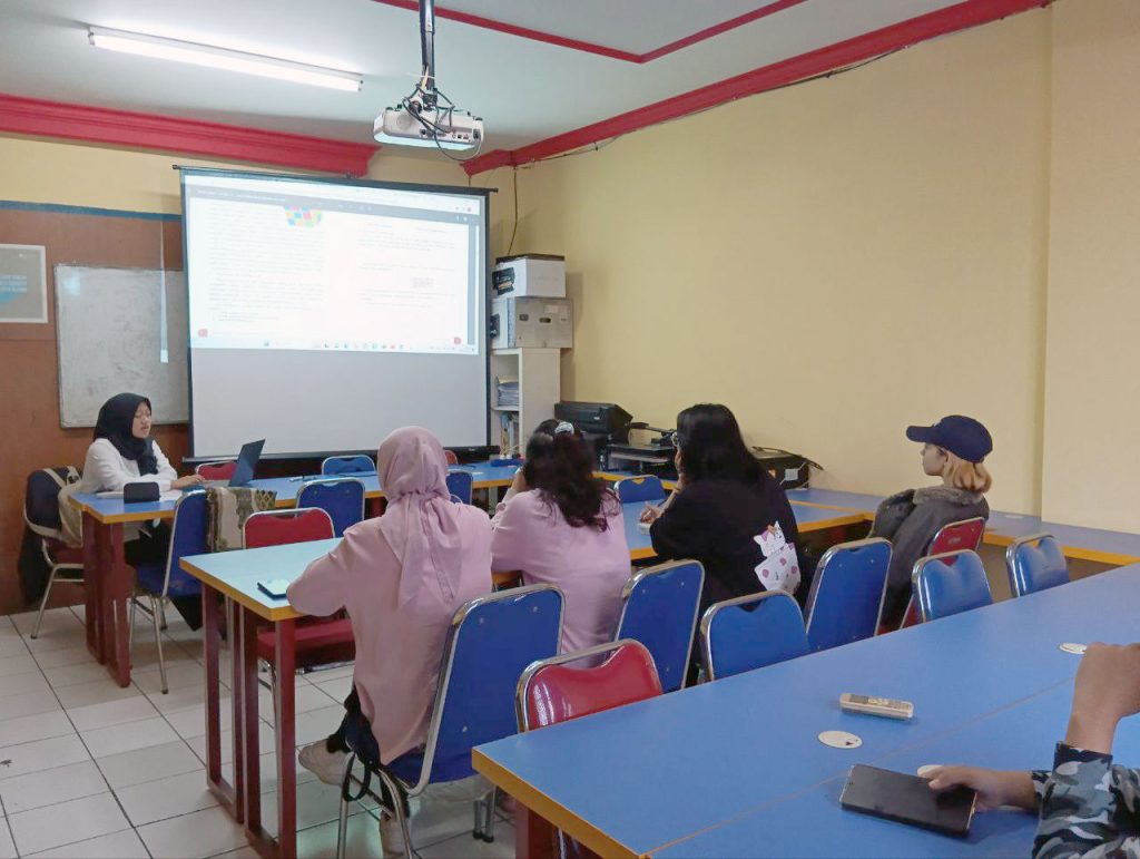 Kelas Paket C pendidikan kesetaraan STKIP Pelita Pratama: siswa SMA setara belajar di kelas untuk ijazah resmi