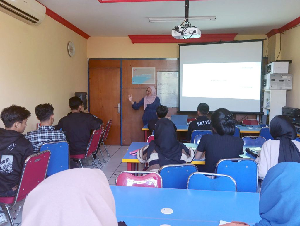 Warga belajar dewasa di kelas Paket B STKIP Pelita Pratama Bandung – setara SMP dengan metode fleksibel