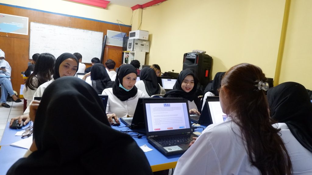 Siswa STKIP Pelita Pratama mengikuti uji kesetaraan Paket C di Bandung