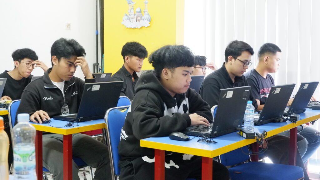 Siswa STKIP Pelita Pratama mengikuti ujian