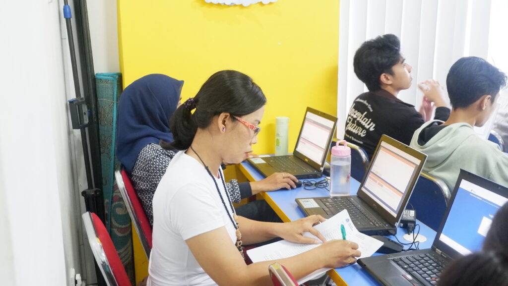 Siswa STKIP Pelita Pratama mengikuti ujian