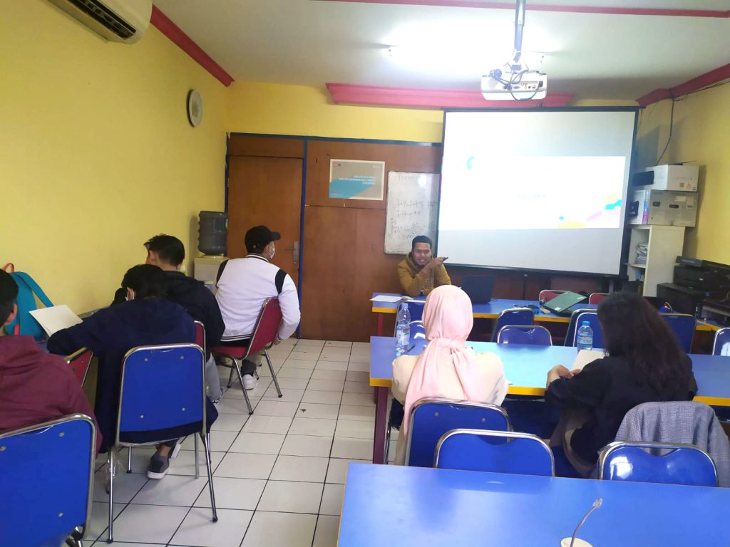 Kelas Paket C pendidikan kesetaraan STKIP Pelita Pratama: siswa SMA setara belajar di kelas untuk ijazah resmi