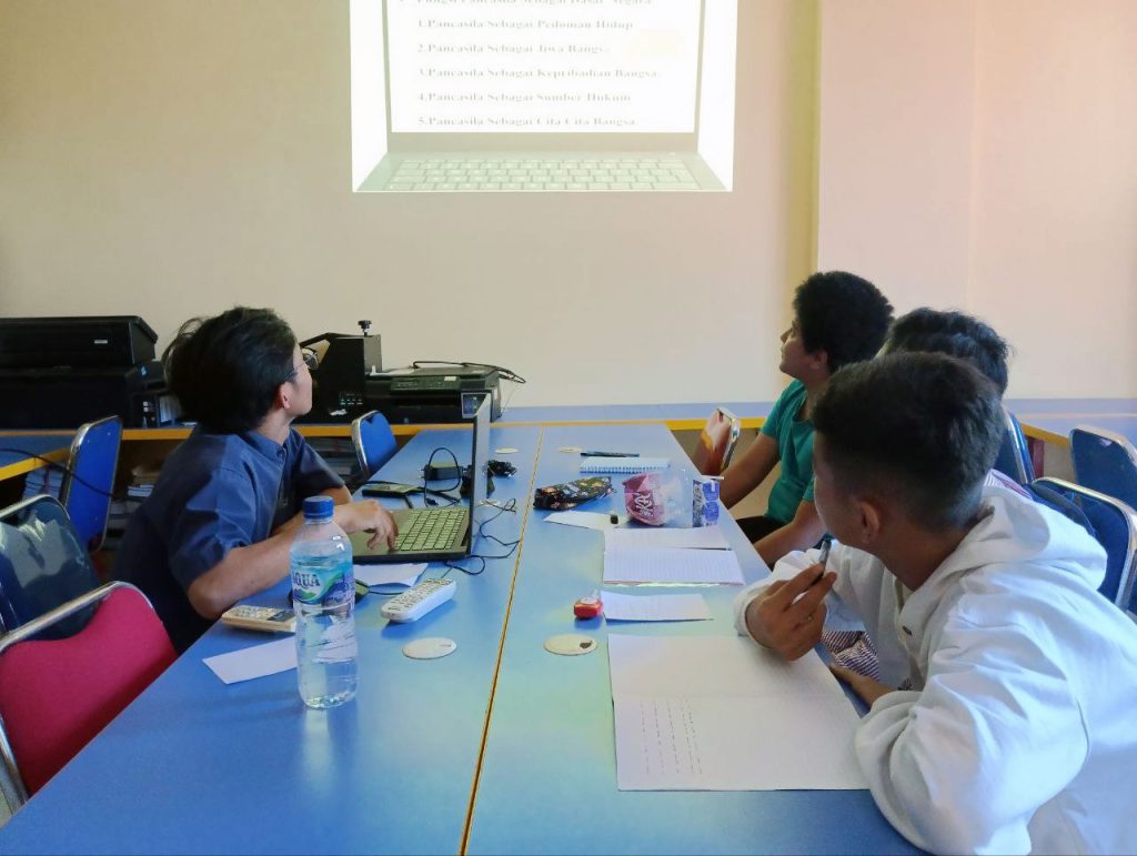 Siswa STKIP Pelita Pratama mengikuti kelas Paket A pendidikan kesetaraan setara SD di Bandung