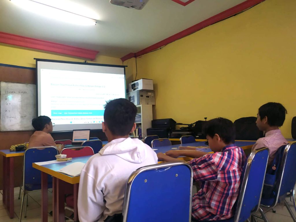 Siswa STKIP Pelita Pratama mengikuti kelas Paket A pendidikan kesetaraan setara SD di Bandung