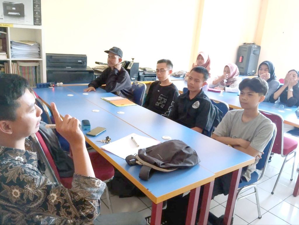 Warga belajar dewasa di kelas Paket B STKIP Pelita Pratama Bandung – setara SMP dengan metode fleksibel