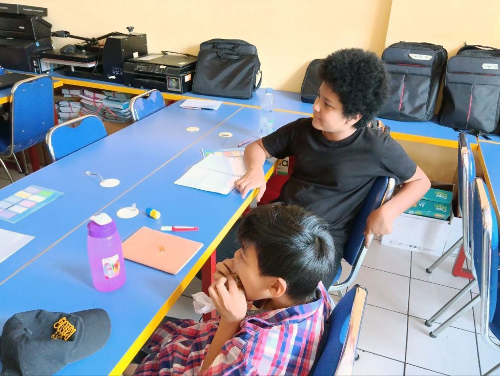 Siswa STKIP Pelita Pratama mengikuti kelas Paket A pendidikan kesetaraan setara SD di Bandung