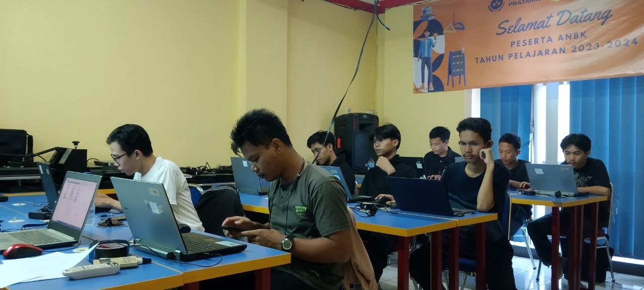 Siswa STKIP Pelita Pratama Bandung sedang mengikuti ujian kesetaraan Paket C di ruang komputer