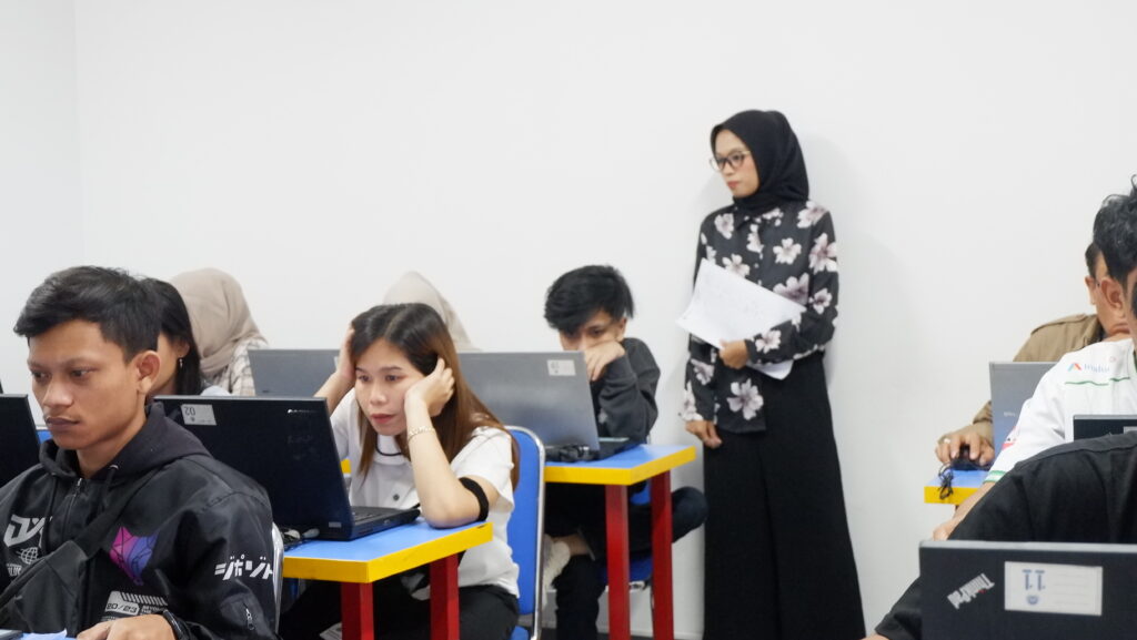 Siswa STKIP Pelita Pratama mengikuti ujian